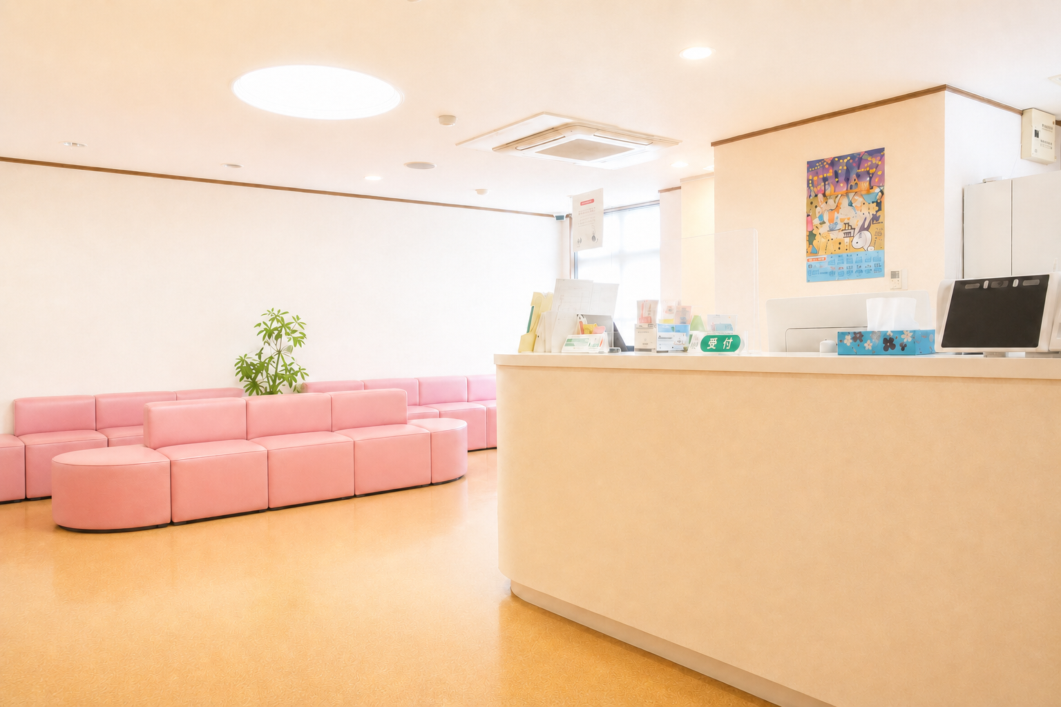 明るく柔らかな雰囲気のかわせ小児科の待合室と受付